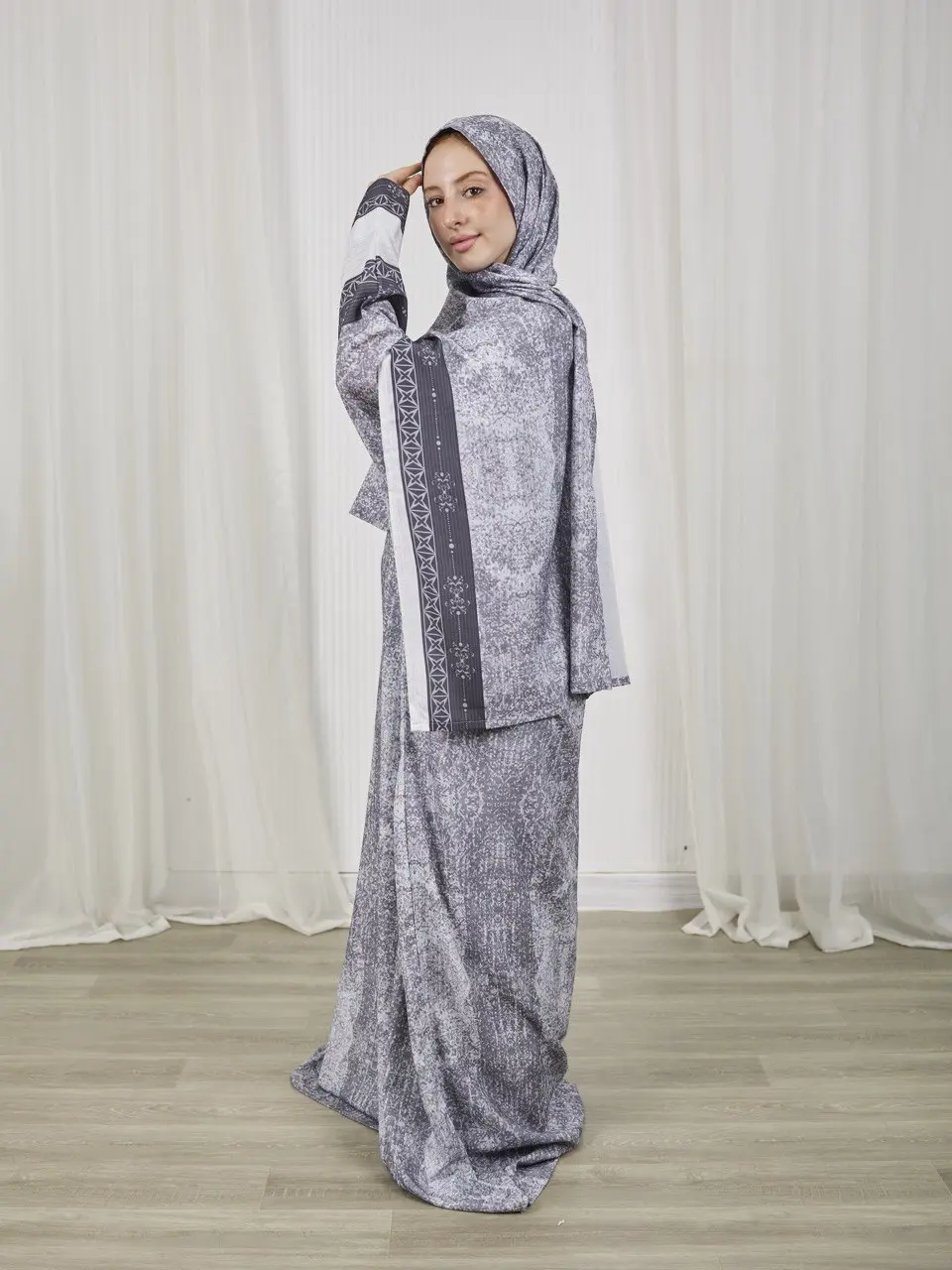 5796560946305109779 grey