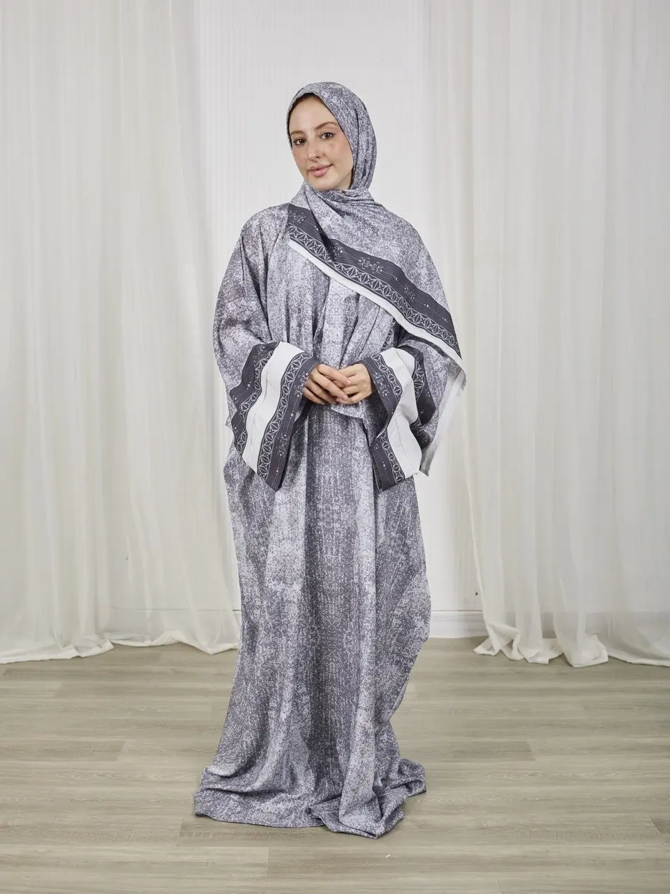 5796560946305109780 grey