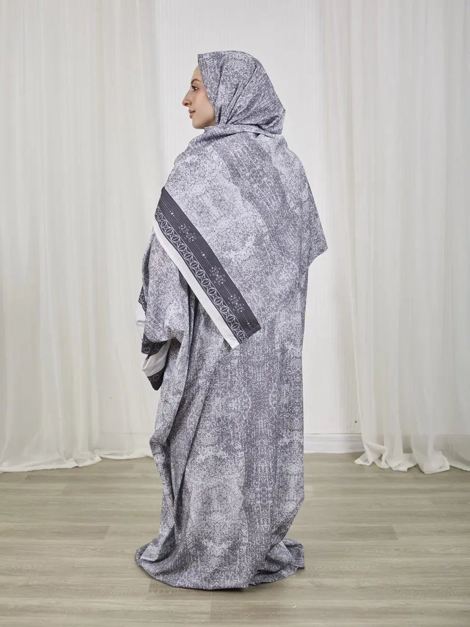 5796560946305109784 grey