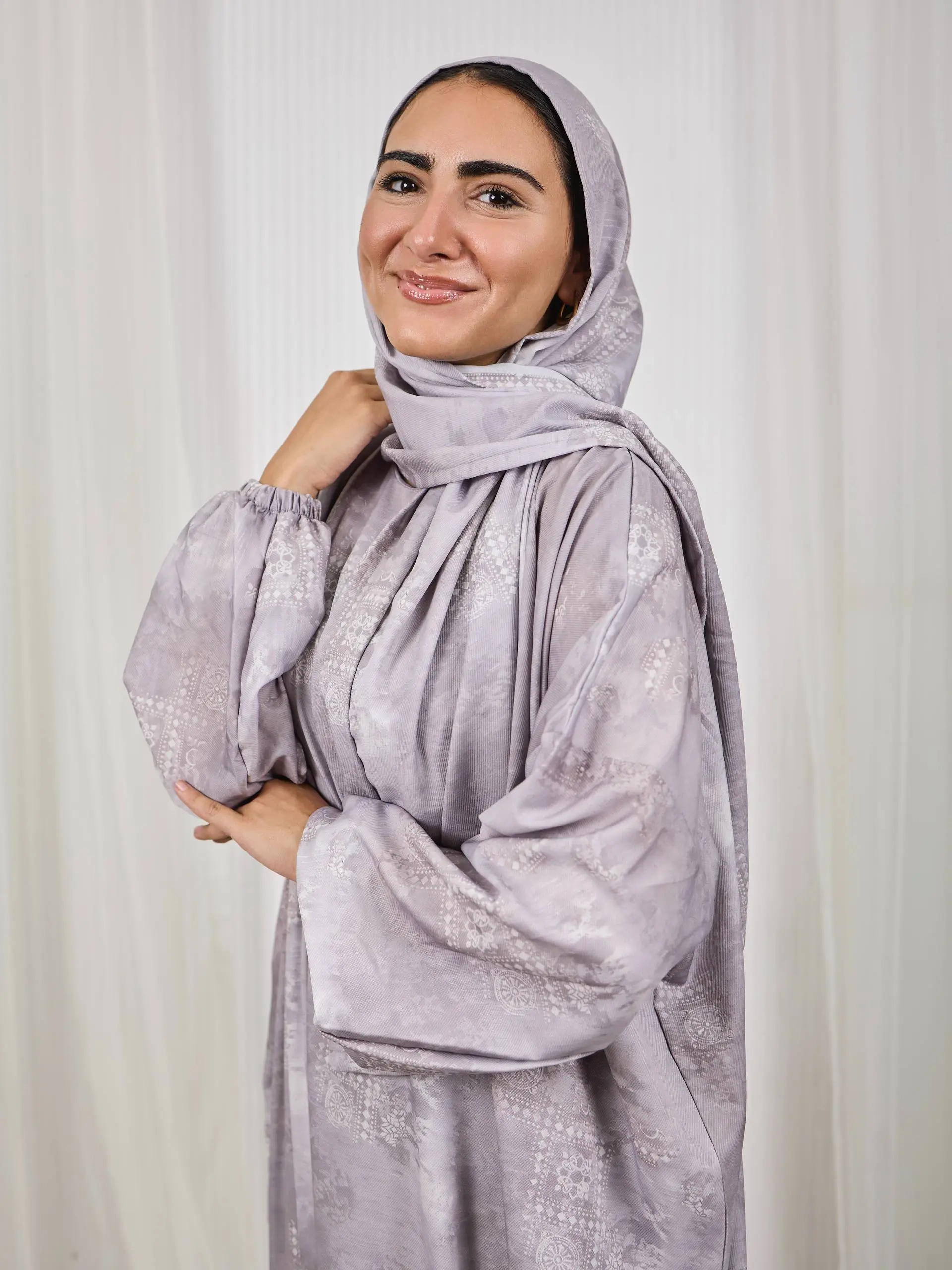 5796560946305109910 رمادي ضبابي