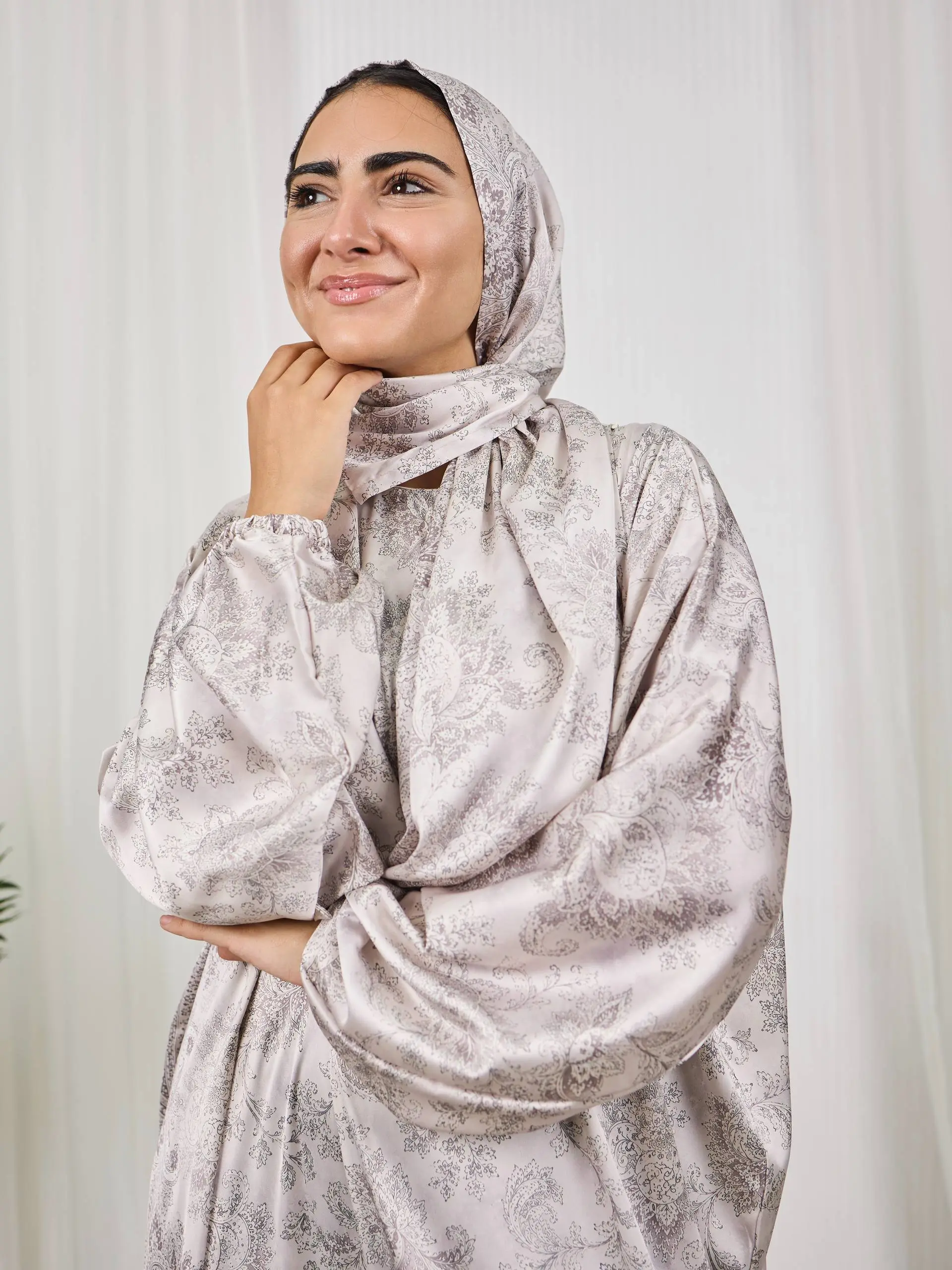 5800787602146266932 رمادي مشجر