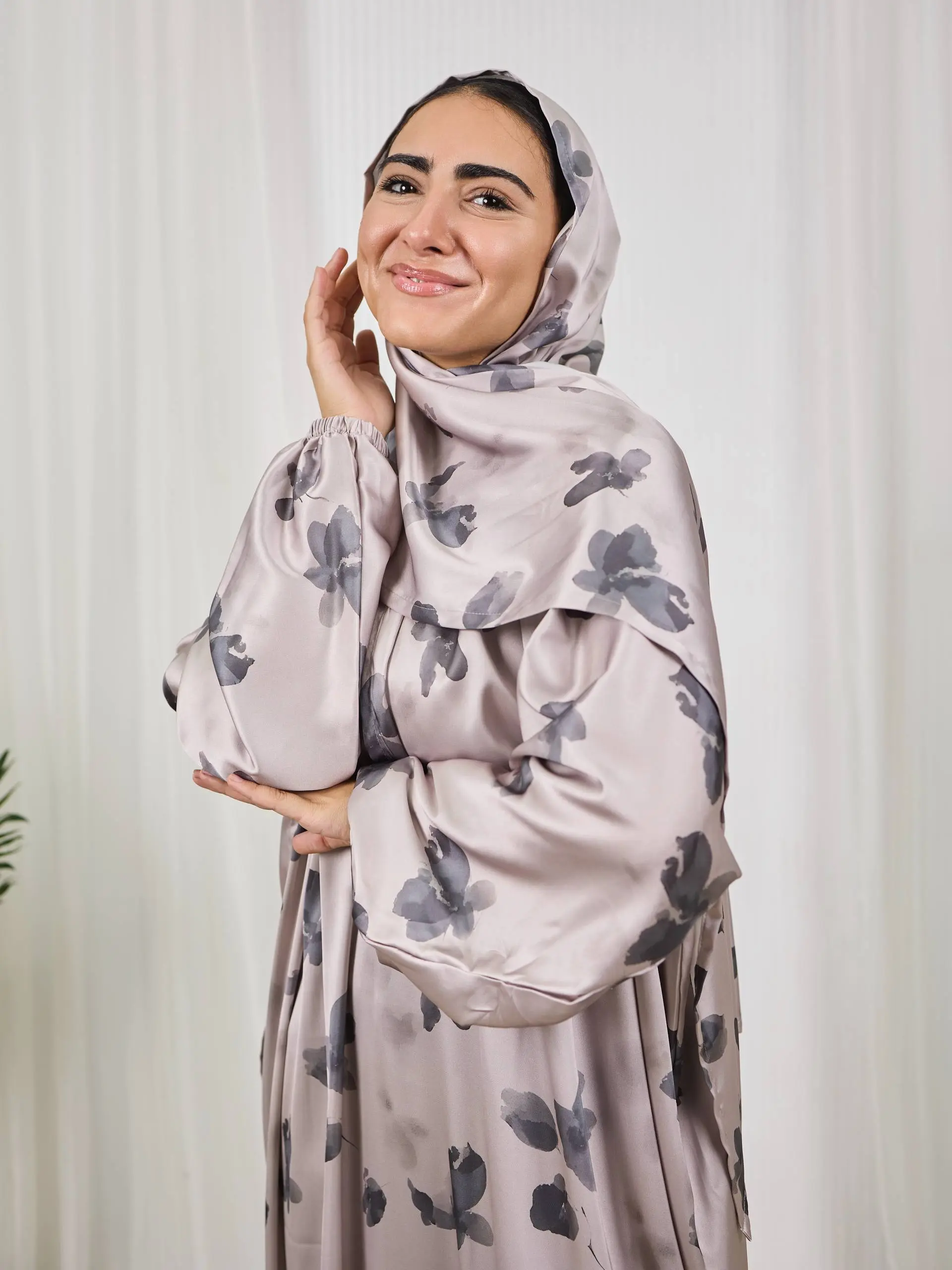 5800787602146266936 فضي مشجر