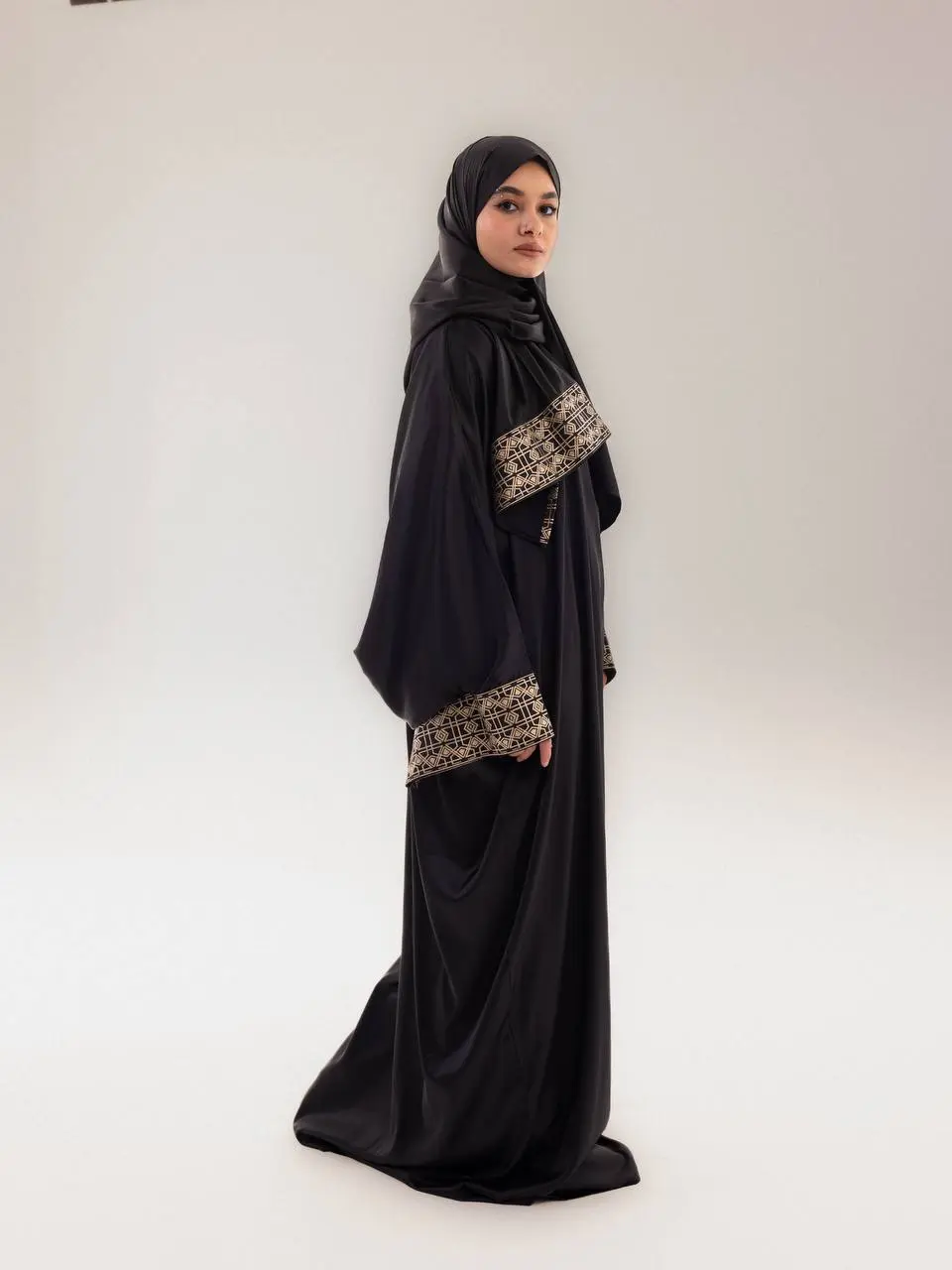 5823449795220148161 اسود